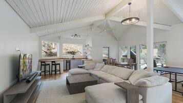 Smart TV, fireplace, table tennis, offices