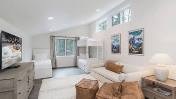 6 bedrooms, desk, iron/ironing board, free WiFi