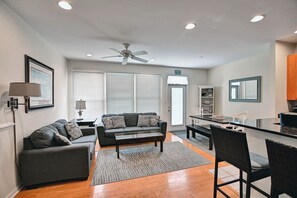 Fernseher, Tischfußball, Tischtennisplatte, Bücher