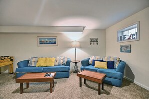 Télévision, baby-foot, table de tennis de table, livres