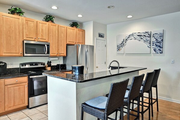 Réfrigérateur, micro-ondes, four, plaque de cuisson