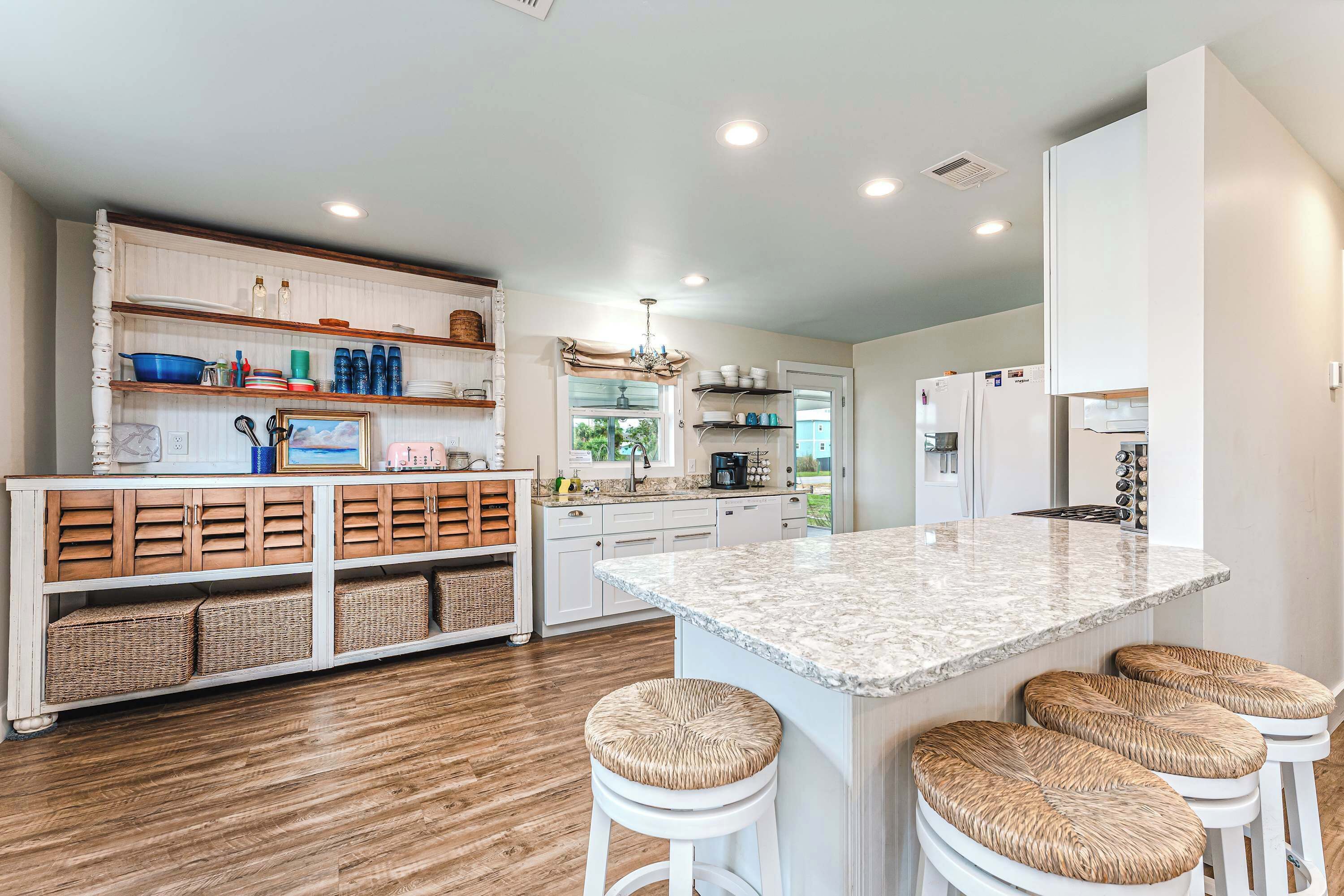 冷蔵庫、電子レンジ、オーブン、コンロ