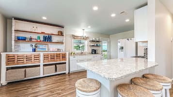 Een koelkast, een magnetron, een oven, een kookplaat