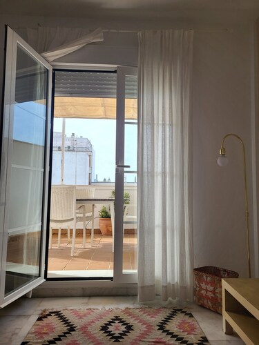 APARTMENT WITH A/C IN THE CENTER OF SANLUCAR DE BARRAMEDA. SILENT STREET.