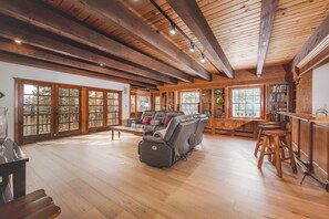 Smart TV, chimenea y futbolito 