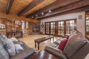 Smart TV, chimenea y futbolito 