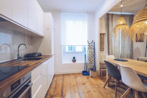 Fridge, microwave, oven, stovetop - "Stunning 2-BR Apartment in The Nook with Lift Access and Prime Central Location" (Gibraltar)