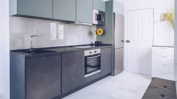 Kühlschrank, Mikrowelle, Ofen, Herdplatte