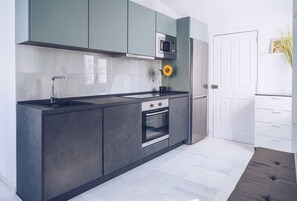 Jääkaappi, mikroaaltouuni, uuni, liesi