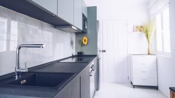 Een koelkast, een microgolfoven, een oven, een kookplaat