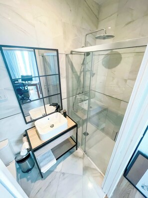 Chuveiro, secador de cabelo, toalhas de banho 