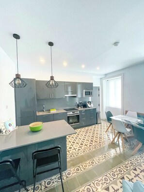 Frigorifero, microonde, forno, piano cottura