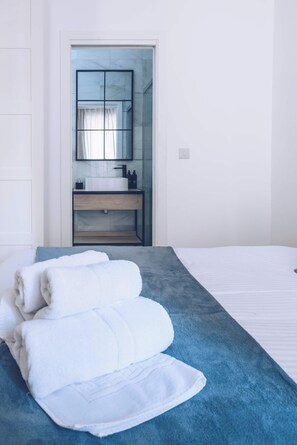 2 habitaciones, tabla de planchar con plancha, wifi y ropa de cama