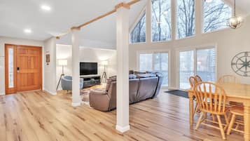 House, 5 Bedrooms | Living area | Smart TV
