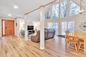 Maison, 5 chambres | Aire de séjour | Téléviseur connecté