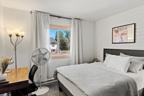 Appartement, 2 slaapkamers | 2 slaapkamers, een bureau, een laptopwerkplek, gratis wifi