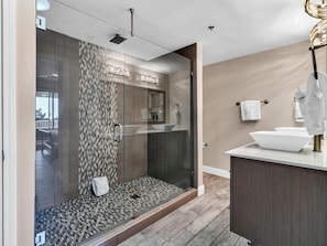 Shower, towels - Beautiful 2-bedroom condo with over-sized balcony, steps to pool and beach! (Miramar Beach)
