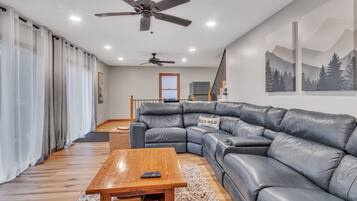 House, 5 Bedrooms | Living area | Smart TV
