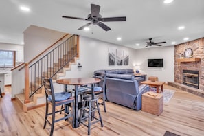 House, 5 Bedrooms | Living area | Smart TV - Deerfield Hideaway At Old Smokey 5 Bedroom Home (La Follette)