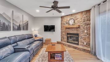 House, 5 Bedrooms | Living area | Smart TV