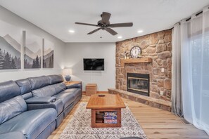 House, 5 Bedrooms | Living area