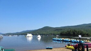 A lakeside view with boats and a dock. - L'Aiglon - Pool, Golf & Tremblant (Mont-Tremblant)