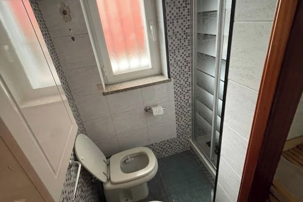 Doccia, asciugacapelli, bidet, asciugamani
