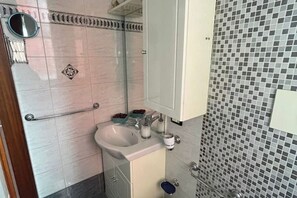 Doccia, asciugacapelli, bidet, asciugamani