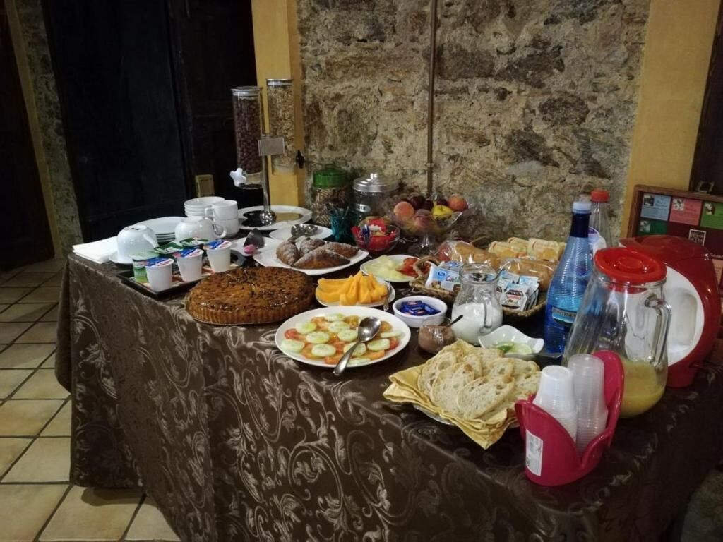 Ein reichhaltiges Buffet mit verschiedenen Speisen und Getränken.