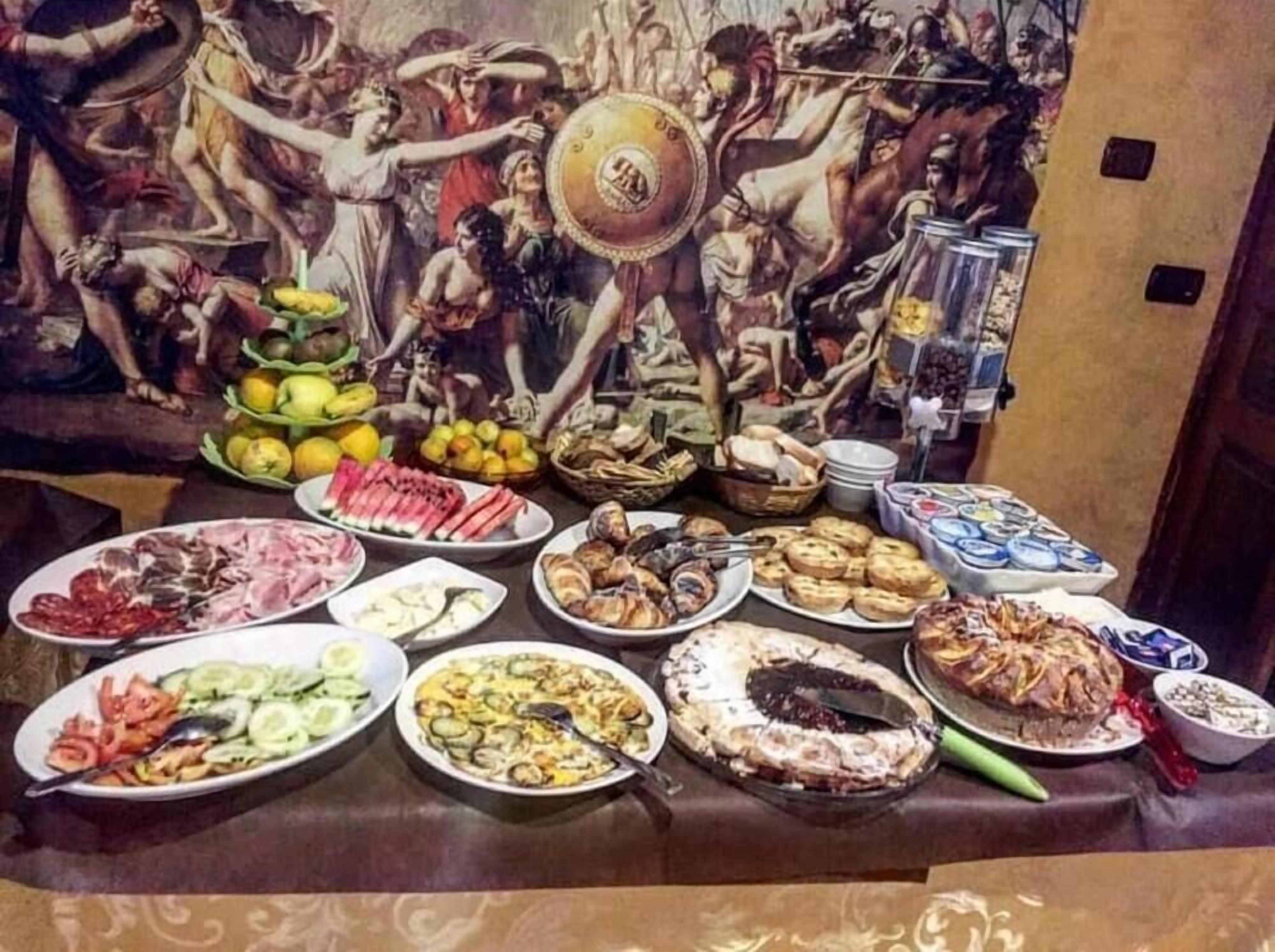 Una mesa de buffet con diversos platos y un mural de fondo.