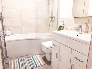 Haartrockner, Handtücher, Seife, Toilettenpapier