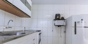 Mikrowelle, Ofen, Herdplatte, Wasserkocher mit Kaffee-/Teezubehör