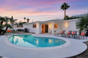 Pool - Retro Pool Home Downtown Palm Springs Sleeps 6 (Palm Springs)
