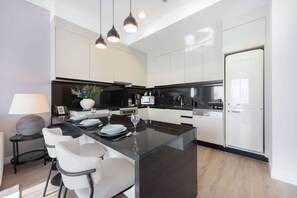 Fridge, microwave, stovetop, toaster - StayShort - Grand Stay in this 1 Bedroom Flat that Sleeps 4 (Dubai)