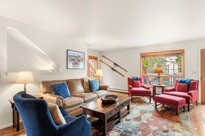 TV, fireplace - Private Hot Tub; Walk to Lifts or Town (Breckenridge)