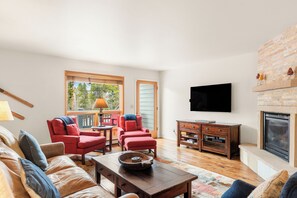 TV, fireplace - Private Hot Tub; Walk to Lifts or Town (Breckenridge)