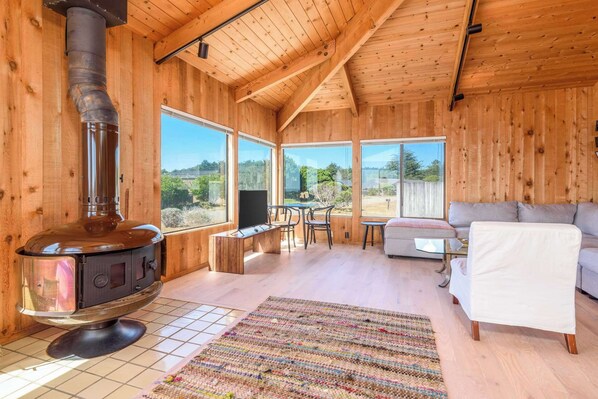 Televisie, een open haard en een kantoor