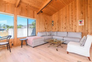 Televisie, een open haard en een kantoor