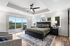 6 bedrooms, desk, iron/ironing board, travel crib