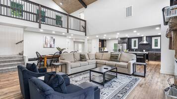 電視、壁爐、DVD 播放機、足球機