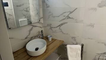 Haartrockner, Handtücher, Seife, Toilettenpapier