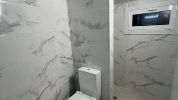 Haartrockner, Handtücher, Seife, Toilettenpapier