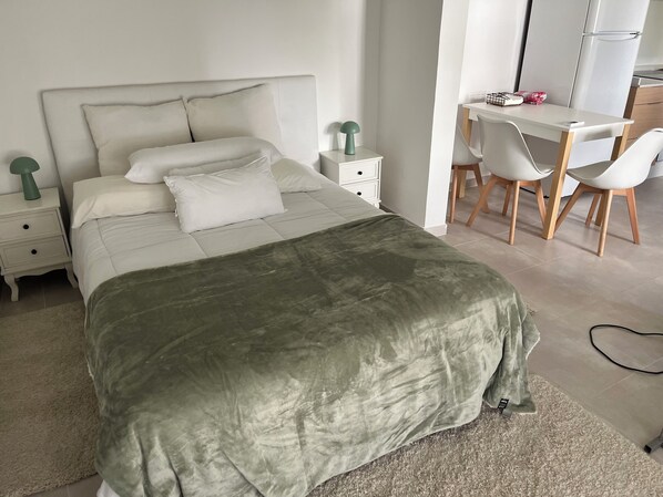 1 chambre, fer et planche Ă repasser, Wi-Fi, draps fournis