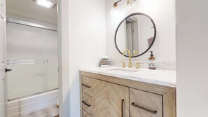Douche, sèche-cheveux, serviettes fournies