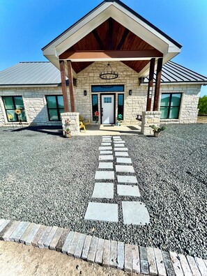 Exterior - Pickleball Court! Beautiful Luxury Lodge, Mtn. Views, Only 2 minutes to Frio! (Concan)