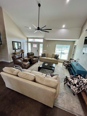Smart TV, books - Pickleball Court! Beautiful Luxury Lodge, Mtn. Views, Only 2 minutes to Frio! (Concan)