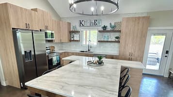 雪櫃、微波爐、焗爐、爐具