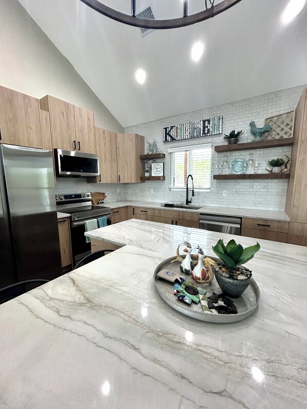 Fridge, microwave, oven, stovetop - Pickleball Court! Beautiful Luxury Lodge, Mtn. Views, Only 2 minutes to Frio! (Concan)