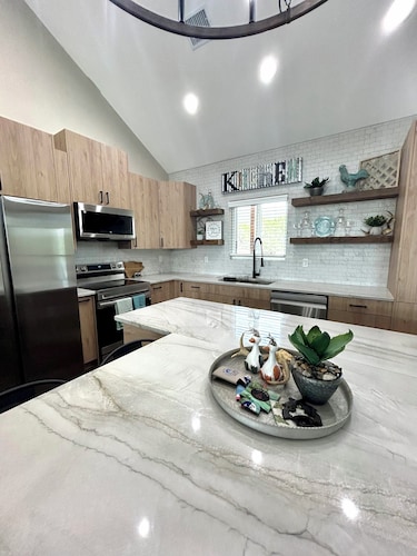 Pickleball Court! Beautiful Luxury Lodge, Mtn. Views, Only 2 minutes to Frio!