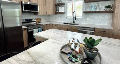 Pickleball Court! Beautiful Luxury Lodge, Mtn. Views, Only 2 minutes to Frio!